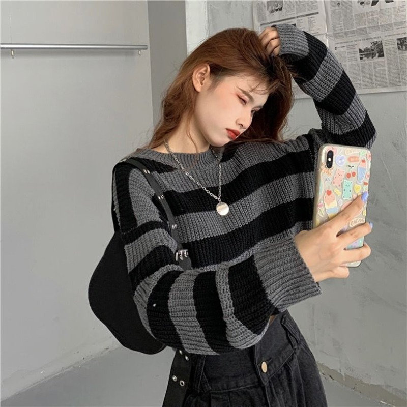 Trendy Black Striped O-Neck Cropped Sweater: Stylish and Cozy